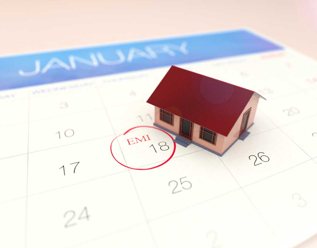 কারও কারও আবার বেতনের দিনটাই ইএমআই-এর বিল জমা দেওয়ার দিন। তাই বেতন ঢুকলেই তাঁরা ব্যস্ত হয়ে পড়েন সে সব বিল জমা দিতে। বেতনের টেক্সট তাঁদের আরও ব্যস্ত করে তোলে। ছবি: শাটারস্টক।