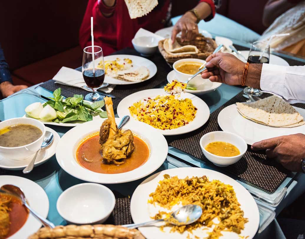 অনেকের কাছে আবার বেতনের দিন মানেই বন্ধুদের সঙ্গে ডাইন আউট বা মজা করার দিন। তাই অফিস সেরেই বন্ধুর দল জুটিয়ে সময় কাটাতে চান তাঁরা। বেতনের টেক্সট এলেই তাঁরা ব্যস্ত হয়ে পড়েন বন্ধুদের সঙ্গে দেখা করার আয়োজন করতে। ছবি: আনস্প্ল্যাশ।