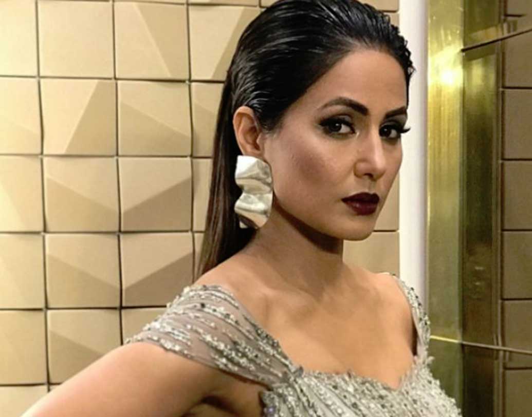 ‘ইয়ে রিশতা কেয়া কেহলাতা হ্যয়’ সিরিয়ালটি থেকে জনপ্রিয় হন হিনা খান। তার পরে আর ফিরে তাকাতে হয়নি হিনাকে। গত বার ‘বিগ বস’ হাউসেও দেখা গিয়েছিল অভিনেত্রীকে। এই হিনাই সিরিয়ালের এক একটা এপিসোডের জন্য প্রায় ১ লক্ষ ২৫ হাজার টাকা নেন।