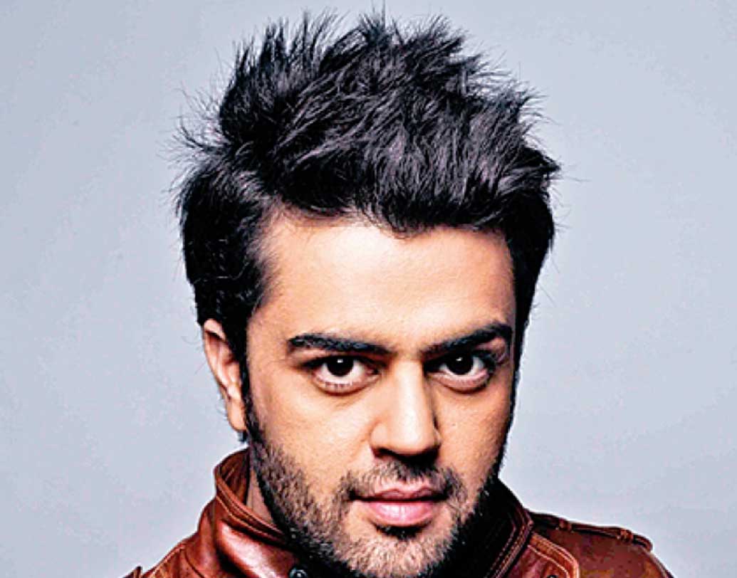 সঞ্চালক মণীশ পলও কিছু কম যান না। কমেডি শো হোক আর পুরস্কার বিতরণী অনুষ্ঠান, মণীশের সঞ্চালনা দর্শকর বেশ পছন্দের। ‘ঝলক দিখলাজা’-র সবকটা শো সঞ্চালনা করতে মণীশ নিয়েছিলেন ১ কোটি টাকারও বেশি।