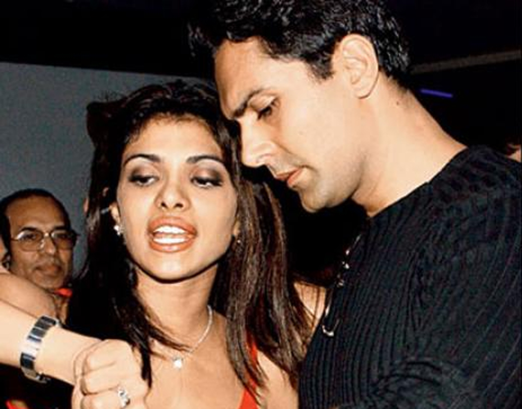 ব্যবসায়ী অসীম মার্চেন্টের সঙ্গে সম্পর্ক ছিল প্রিয়ঙ্কা চোপড়ার। তবে ২০১৪ সালে মিস ওয়ার্ল্ড হওয়ার পর থেকেই নাকি প্রিয়ঙ্কা তাঁকে এড়িয়ে চলা শুরু করেন। তাঁকে নিয়ে ছবিও বানাতে চেয়েছিলেন অসীম। প্রিয়ঙ্কা নাকি আইনি নোটিসও দিয়েছিলেন অসীমকে।