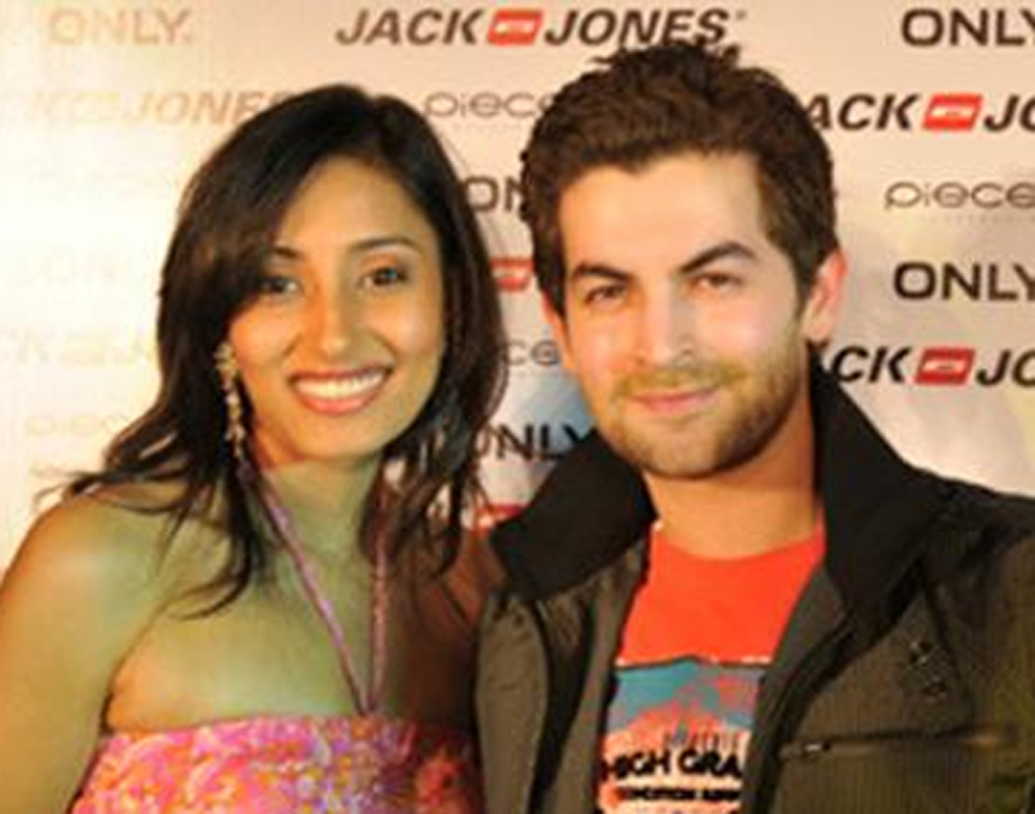 নীল নীতীন মুকেশের সঙ্গে সম্পর্ক ছিল ডিজাইনার প্রিয়ঙ্কা ভাটিয়ার। তবে ২০০৭ সালে প্রথম ছবি ‘জনি গদ্দার’ ছবির সাফল্যের পরই নাকি নীল আর যোগাযোগ রাখেননি পুরনো প্রেমিকার সঙ্গে।