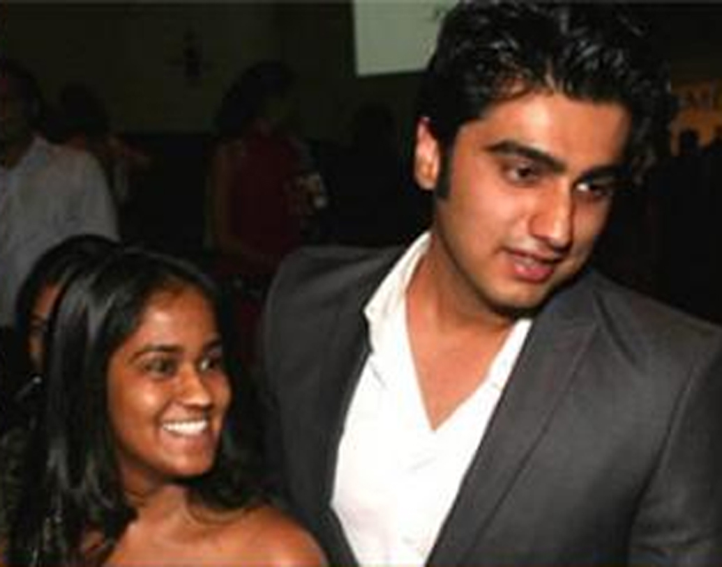 প্রায় দু’বছর সলমন খানের বোন অর্পিতার সঙ্গে ডেট করেছেন অর্জুন কপূর। একটি চ্যাট শোয়ে নাকি স্বীকারও করেছিলেন সে কথা। তবে অর্জুন ছবি নিয়ে ব্যস্ত হয়ে পড়েন। আর রাখেননি যোগাযোগ।