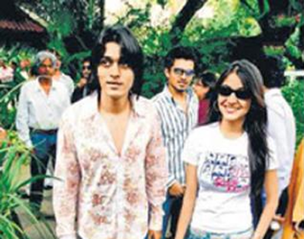 অনুষ্কার সঙ্গেই বলিউডে পা রেখেছিলেন তাঁর প্রেমিক জোহেব ইউসুফ। তবে ইউসুফ ব্রেক পাননি। যেখানে অনুষ্কা শর্মা পান ‘রব নে বানা দি জোড়ি’। জোহেব ফিরে যান বেঙ্গালুরুতে। সম্পর্ক স্থায়ী হয়নি আর।