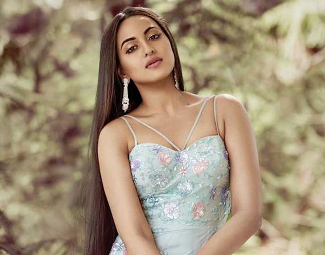 সলমনের সঙ্গে ডেবিউ করেন সোনাক্ষী সিংহ। মুম্বইতেই আর্য বিদ্যা মন্দিরে পড়াশোনা শুরু করেন অভিনেত্রী। কলেজ জীবনে সোনাক্ষীর পড়াশোনা এসএনডিটি উইমেনস ইউনিভার্সিটি-তে। তবে সোনাক্ষী কস্টিউম ডিজাইনার হিসেবেই বলিউডে পা রেখেছিলেন। আর তার অনেক পরে অভিনেত্রী হন।