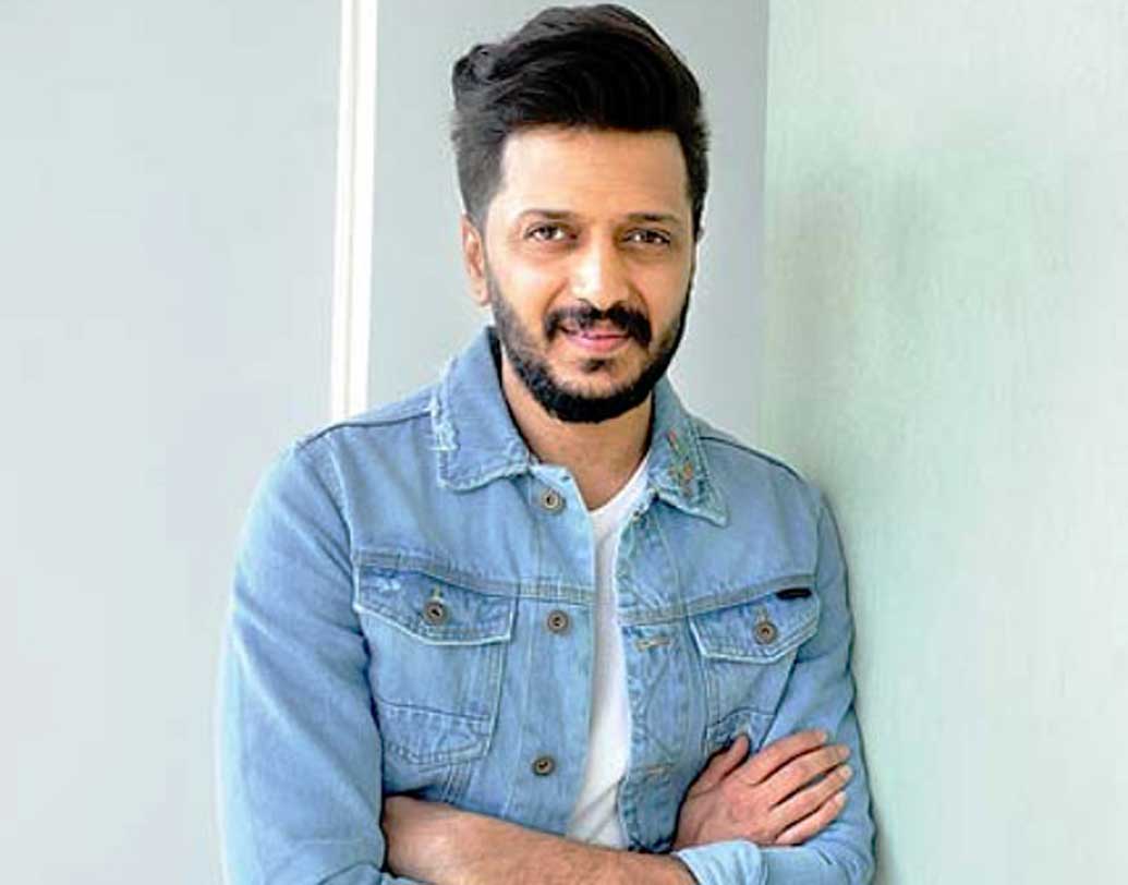 মুম্বইয়ের জিডি সোমানি মেমোরিয়াল স্কুলে পড়াশোনা শুরু করেন অভিনেতা রীতেশ দেশমুখ। পরে কমলা রাহেজা বিদ্যানিধি ইনস্টিটিউট থেকে স্থাপত্য আর পরিবেশ বিদ্যায় স্নাতক হন রীতেশ। বলিউডে অভিনয় করার আগে নিউইয়র্কে একটি আর্কিটেকচারাল ফার্মে কাজ করছিলেন রীতেশ দেশমুখ।