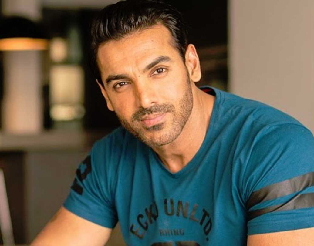 বম্বে স্কটিশ স্কুলে পড়াশোনা শুরু করেন অভিনেতা জন আব্রাহাম। পরে জয় হিন্দ কলেজ থেকে ইকনমিক্সে গ্র্যাজুয়েট হন জন। বলিউডে ডেবিউর আগে মিডিয়া প্ল্যানার হিসেবে একটি বিজ্ঞাপনী সংস্থাতেও কাজ করেন জন।