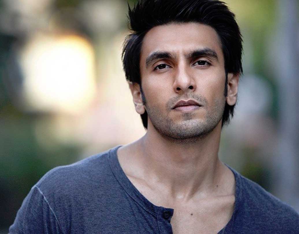 মুম্বইয়ের এইচ আর কলেজ অব কমার্স অ্যান্ড ইকোনমিক্স-এ পড়াশোনা করেন অভিনেতা রণবীর সিংহ। আর তার পর  আমেরিকা চলে যান ব্যাচেলর অব আর্টস করতে। মুম্বই ফিরে এসে বেশ কিছু বিজ্ঞাপনী সংস্থায় কপি রাইটার হিসেবেও কাজ করেছিলেন রণবীর।