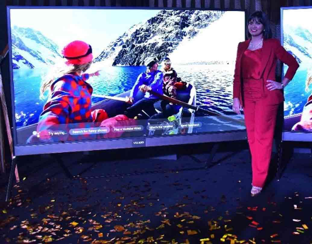 এই টিভিটির ওজন প্রায় ১০৪ কিলোগ্রাম। তাই দেওয়ালে টাঙানো যাবে না এটি। ৭০০ এনআইটি ব্রাইটনেস রয়েছে এটির।