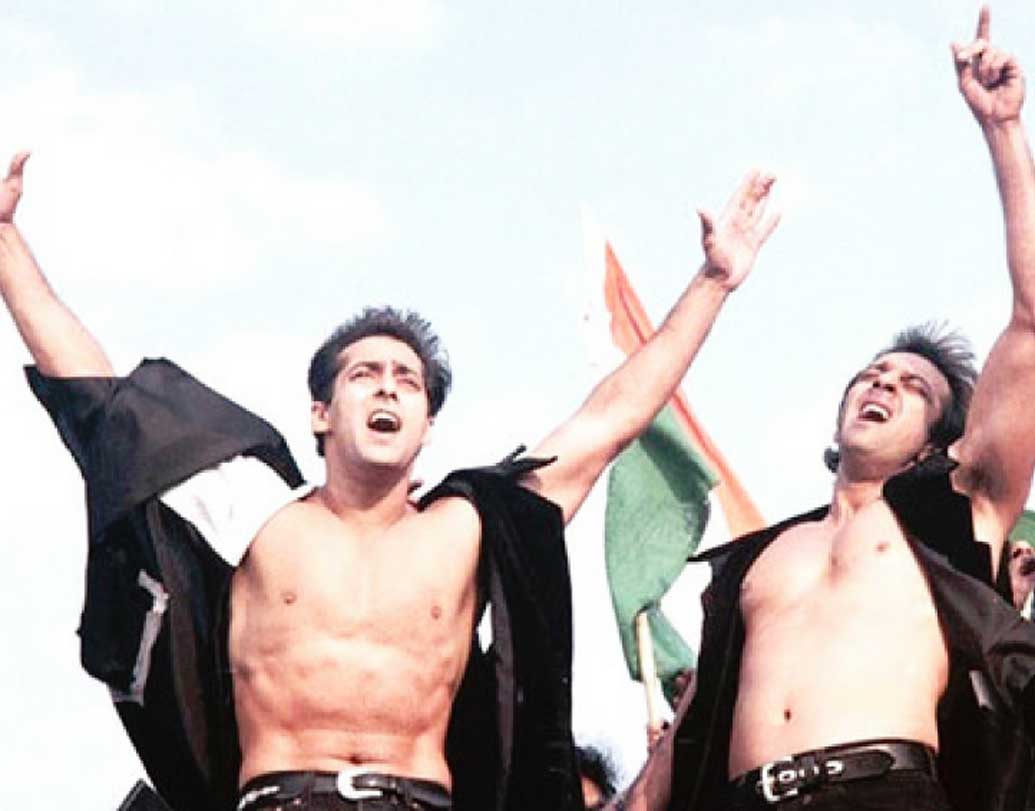 মুকুল আনন্দ পরিচালিত ‘দশ’ ছবিটির কাজে হাত দিয়েছিলে সলমন খান। সলমনের সঙ্গে ছিলেন সঞ্জয় দত্ত, রবিনা টন্ডন। ছবির একটি গান মুক্তি পেয়েছিল। সুপারহিট সেই গানটি হল ‘সুনো গউর সে দুনিয়ায়ালে’। কিন্তু শুটিং চলাকালীন মৃত্যু হয় ছবির পরিচালক মুকুল আনন্দের। আর তার কারণেই বন্ধ হয়ে যায় ছবিটি।