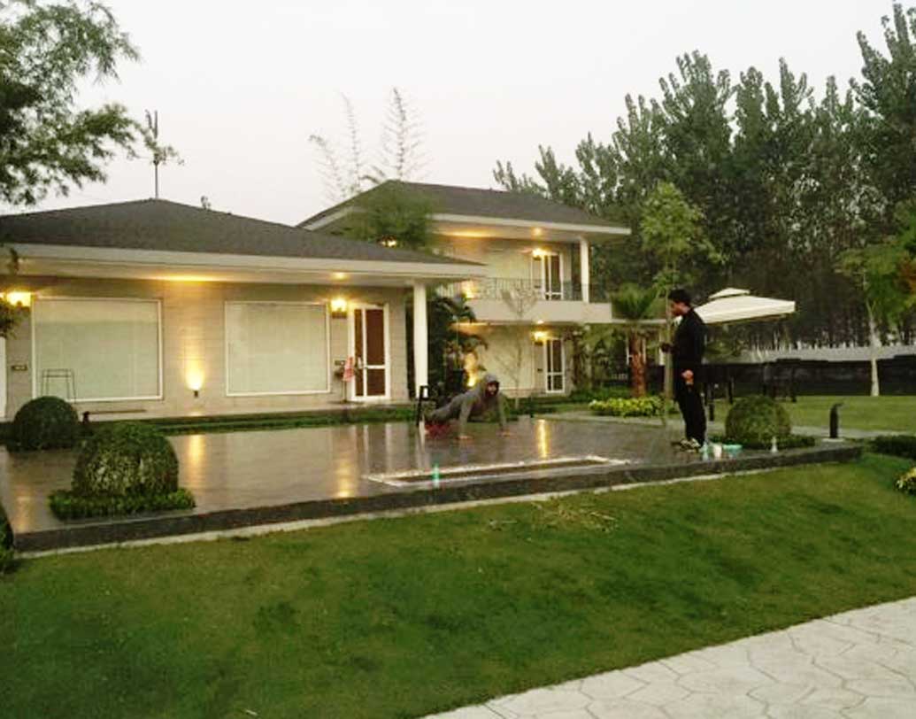 পঞ্জাবে একটি বাংলোও রয়েছে কপিলের। ফাঁক পেলে সেই বাংলোতেই অবসর সময় কাটাতে চলে যান এই কমেডিয়ান। ফেসবুকেই নিজের বাংলোর ছবি শেয়ার করেছিলেন কপিল। আর কপিলের সেই বাংলোর দাম প্রায় ২৫ কোটি টাকা।