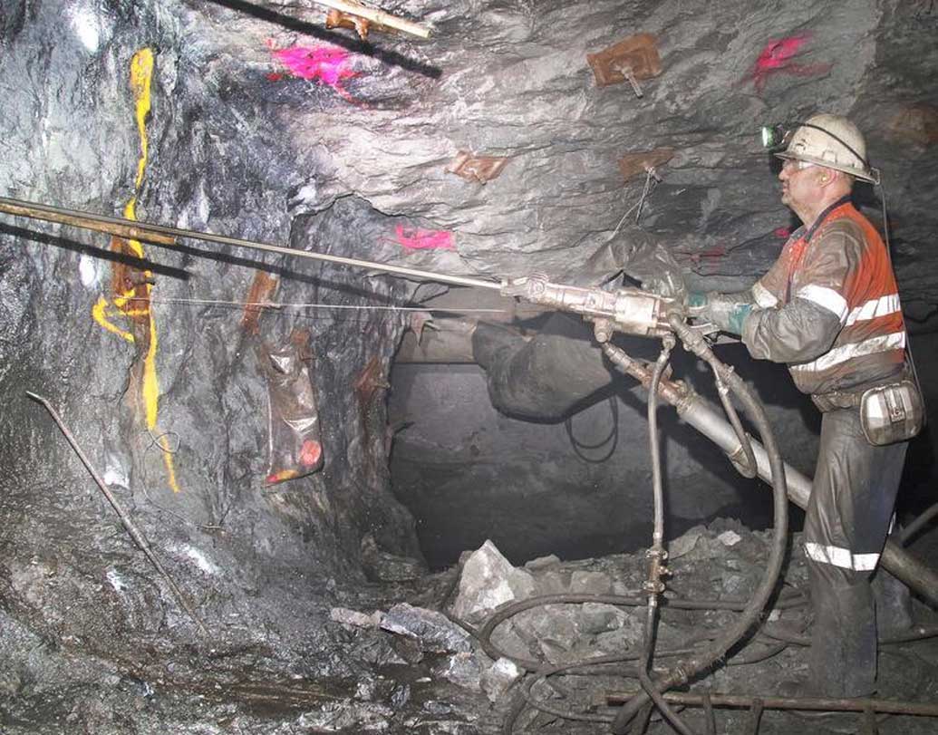 রোজের মতোই চলছিল খনি থেকে ধাতু উত্তোলনের কাজ। টরন্টোর সংস্থা রয়্যাল নিকেল কর্পোরেশন (আরএনসি) রবিবার ঘোষণা করেছে এই সোনা পাওয়ার কথা। অস্ট্রেলিয়ার বিটা হান্ট খনি থেকেই মিলেছে এই ‘গোল্ডেন বোল্ডার’।