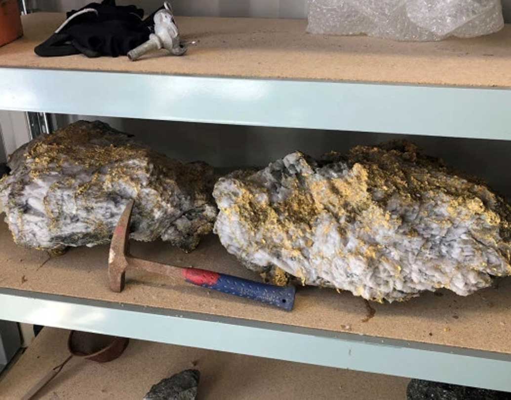 এই পাথর খণ্ডদুটিকে স্বর্ণখণ্ড বলে উল্লেখ করা হয়েছে সংবাদ সংস্থার তরফে।বিপুল পরিমাণ সরাসরি সোনামিশ্রিত দুটি বিশাল আকৃতির পাথর খণ্ডের বড়টির ওজন প্রায় ৯৫ কিলোগ্রাম। ছোটটির ওজন প্রায় ৬৩ কিলোগ্রাম।