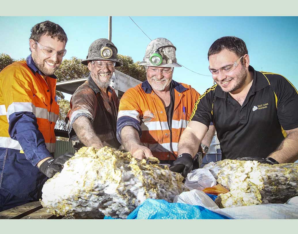মজা করে অনেকেই একে গোল্ড রাশ বলছেন। আসলে প্রায় ১১০ কোটি টাকার সোনা রয়েছে এই পাথর খণ্ডগুলিতে। এমনটাই অনুমান করা হচ্ছে।