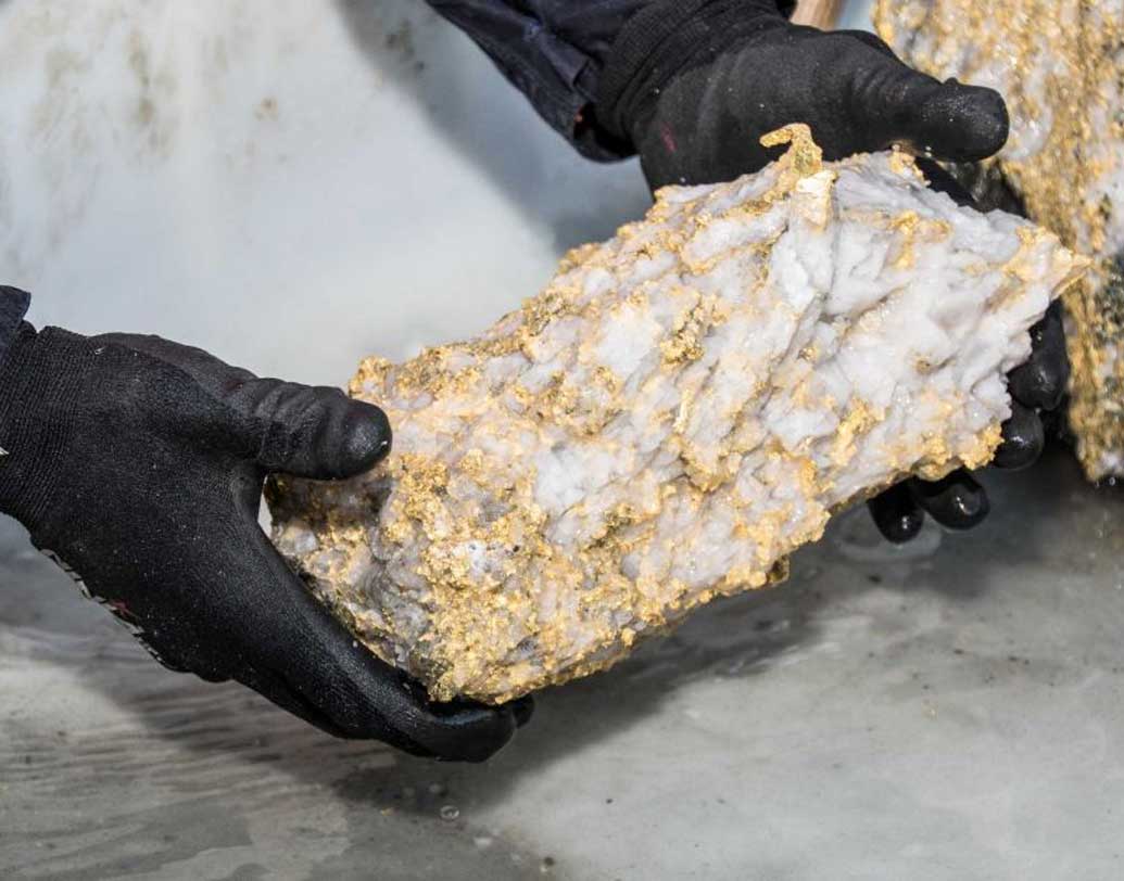 এ রকমও হতে পারে, এই পাথরগুলি থেকে সোনা বের না করে সংগ্রহশালায় রেখে দেওয়া হল। কারণ এর আকৃতিও বেশ অন্য রকম, বলছেন ভূবিজ্ঞানীরাও।