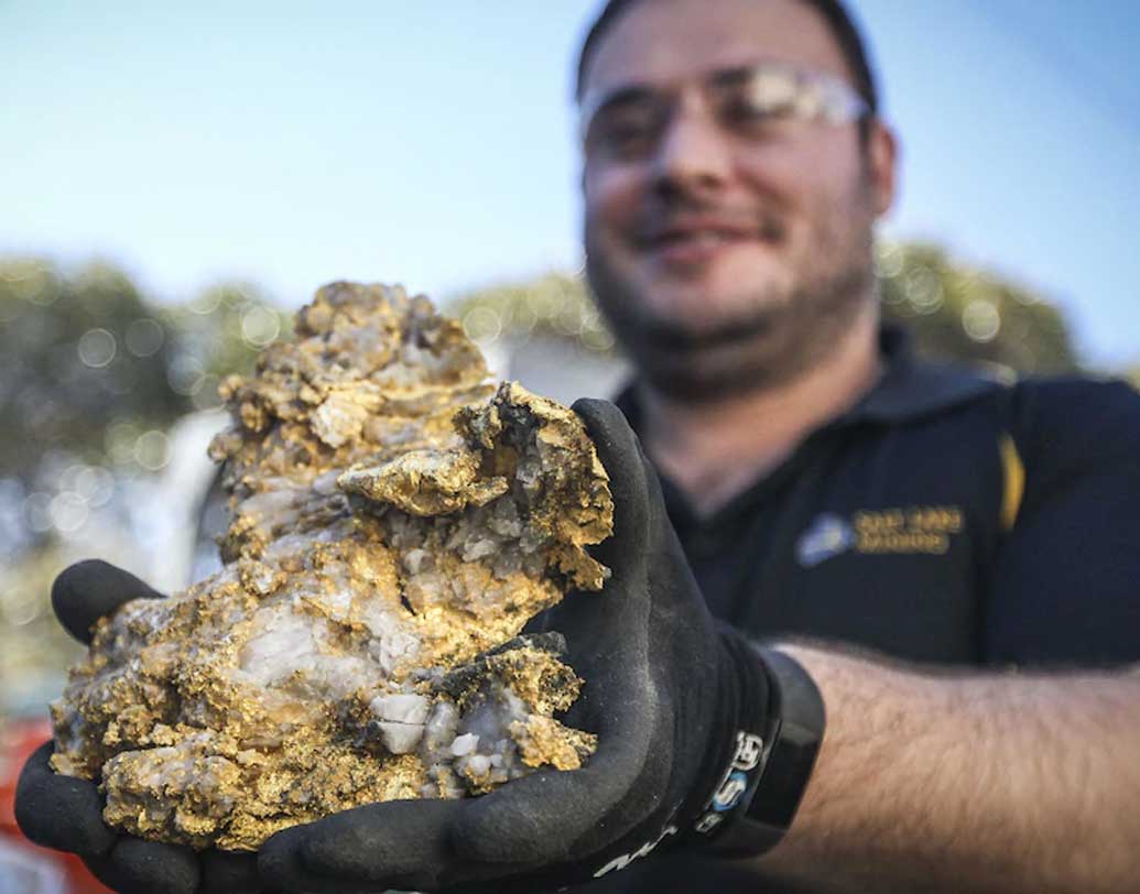 রয়্যাল নিকেল কর্পোরেশন নামে টরন্টোর এই সংস্থা ২০১৬ সালে নিকেলের খনিটা কিনেছিল প্রায় ৮৮ কোটি টাকায়। সেখানে খনি থেকে পাওয়া মাত্র দু’টি স্বর্ণখচিত পাথরের দাম খনির দামকে টপকে গিয়েছে।