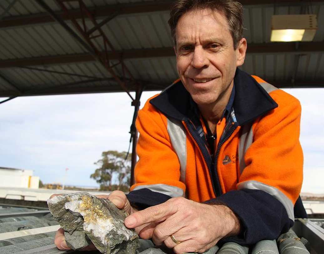 অস্ট্রেলিয়ার নিকেল খনিগুলোতে সাধারণত প্রতি টন পাথরের মধ্যে ২ গ্রামের মতো সোনা পাওয়া যায়। আরএনসি জানিয়েছে, এই নিকেলের খনি থেকে তারা প্রতি টন পাথরের মধ্যে থেকে ২২০০ গ্রামের মতো সোনা পেয়েছেন। সংস্থার মুখপাত্র বলেছেন, ‘‘এত বেশি সোনা পাওয়ার ঘটনা খুবই বিরল।’’