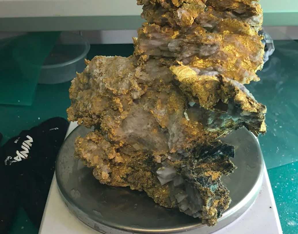 গত জুন মাসে ভূ-পৃষ্ঠের আরও কাছে সোনার সন্ধান পেয়েছিল এই সংস্থা। আরএনসির তরফে বলা হয়েছে, সংগ্রাহক বস্তু হিসেবে বড় পাথর খণ্ডটি নিলামেও তোলা হতে পারে।