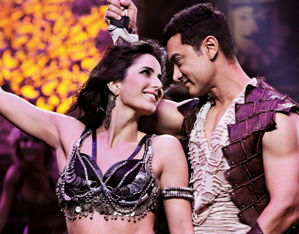 ‘ধুম থ্রি’-র ‘মলঙ্গ’ গানে আমির আর ক্যাটরিনার পারফরম্যান্স দর্শকদের নজর কেড়েছিল। আমেরিকা থেকে ২০০ জন জিমন্যাস্টকে নিয়ে আসা হয়েছিল এই গানের জন্য।এই গানের পিছনে যশ রাজ ফিল্মস প্রায় ৫ কোটি টাকা খরচ করেছিল।