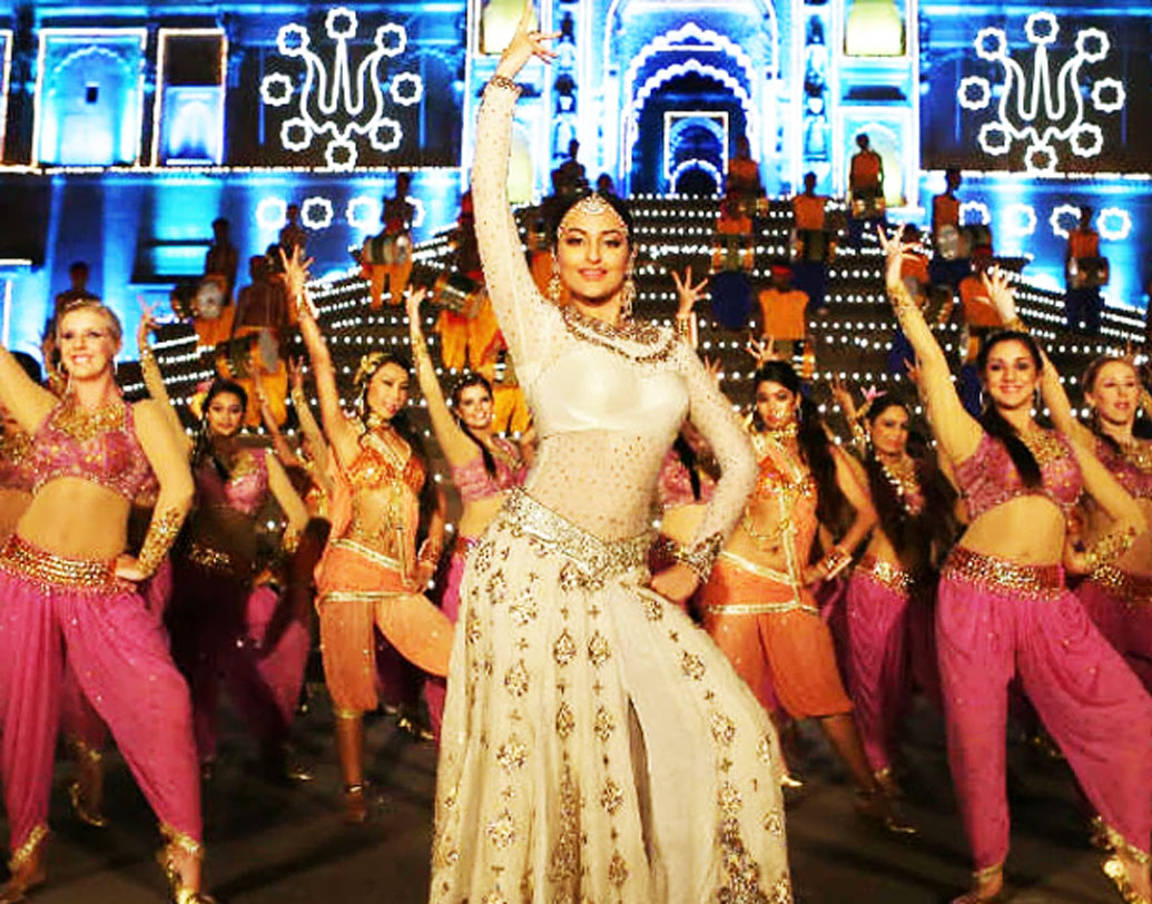 ‘তেবর’ ছবির ‘রাধা নাচেগি’ গানটি শুট করতে প্রচুর টাকা খরচ হয়েছিল। পোশাক, অলঙ্কার সব মিলিয়ে সোনাক্ষিকে সাজাতেই খরচ হয়েছিল প্রায় ৭৫ লক্ষ টাকা। আর এই গানের জন্য মোট খরচ হয়েছিল আড়াই কোটি টাকার কাছাকাছি।