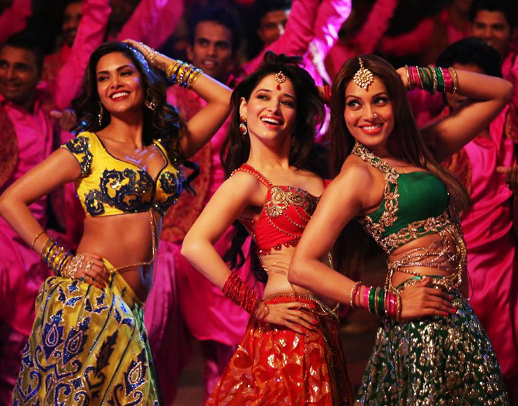 সুপার ফ্লপ হয়েছিল সাজিদ খান পরিচালিত ‘হমশকলস’ ছবিটি। তবে হিট হয়েছিল এই ছবিরই ‘পিয়া কে বাজার’ গানটি। প্রায় ২ কোটি টাকা খরচ হয়েছিল এই গানটির পিছনে।