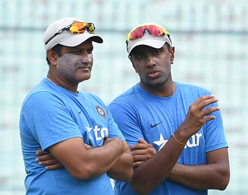 শাস্ত্রীর আগে ভারতীয় দলের হেড কোচ ছিলেন অনিল কুম্বলে। কিংবদন্তি এই লেগস্পিনার শুধু ভারতেরই নয়, তামাম ক্রিকেট দুনিয়ার গর্ব। চ্যাম্পিয়ন্স ট্রফি বাদে জাম্বো থাকাকালীন ভারতীয় ক্রিকেট দল কোনও টেস্ট বা দ্বিপাক্ষিক ওডিআই ক্রিকেট সিরিজ খোয়ায়নি। আবার তাঁকে ফিরিয়ে আনা যেতেই পারে।