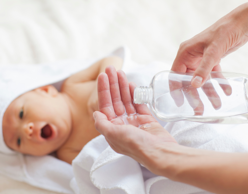 কেবল হাড়ের জোর নয়, শিশুর ত্বকের যত্নের অন্যতম উপায় তেল মালিশ করা। তার ত্বকের প্রতিটা রন্ধ্রে তেল পৌঁছনো খুব জরুরি। নামী সংস্থার তেল হোক বা সাধারণ পরিচর্যার কোনও তেল— চিকিৎসকের পরামর্শ নিয়ে তা মাখান শিশুকে। এবং মাখানোর পদ্ধতিও এমন রাখুন য়াতে শরীরের সব অংশ সমান তেল পায়। ছবি: শাটারস্টক।