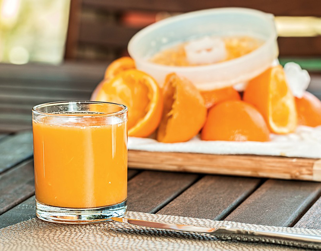 একটা সময়ের পর থেকেই শিশুকে মাতৃদুগ্ধের সঙ্গে কিছু ফলের রস খাওয়ানোর পরামর্শ দেন চিকিৎসকরা। এই অভ্যাস শুধুমাত্র শিশুর রোগ প্রতিরোধের ক্ষমতাই বাড়ায় না, বরং বেদানা, কালো জাম, কমলালেবু, গাজর ইত্যাদির রস তার ত্বকেরও যত্ন নেয়। ছবি: পিক্সঅ্যাবে।