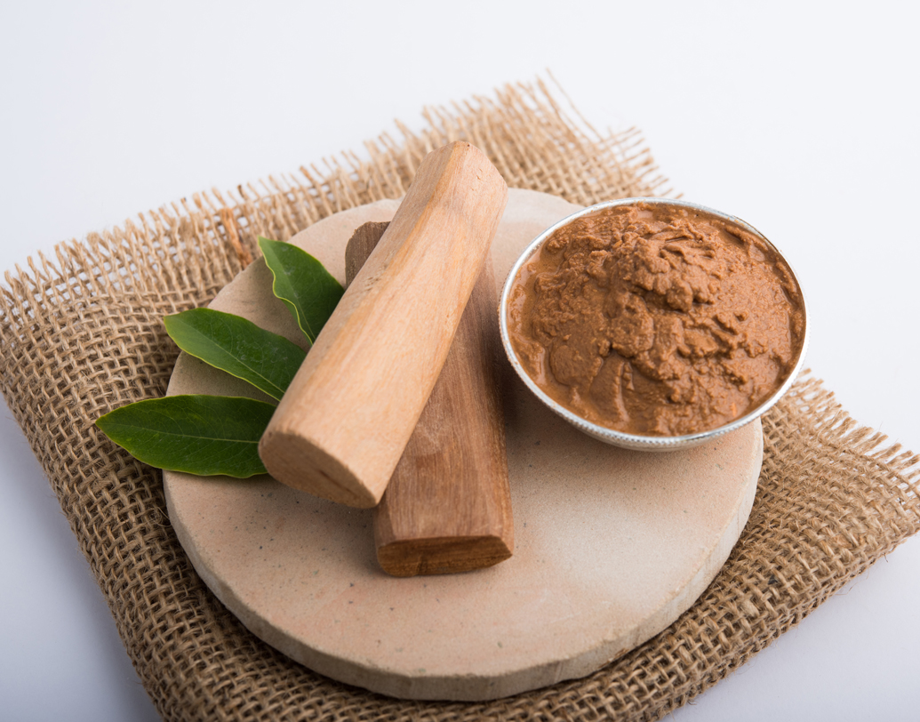 কেমিক্যালমুক্ত নানা ঘরোয়া প্যাক লাগাতে পারেন শিশুর শরীরে। শিশুর ত্বকের ধরন বুঝুন আগে। তার পর মুলতানি মাটি, কলা, মধু, চন্দন, পাকা পেঁপে, দই ইত্যাদির মধ্যে কোনগুলো প্রয়োজন তা বুঝে তার জন্য প্যাক বানাতে পারেন। তবে অতিরিক্ত প্যাকে অনেক সময় সন্তানের ঠান্ডা লাগে। এই দিকে খেয়াল রাখবেন। ছবি: শাটারস্টক।