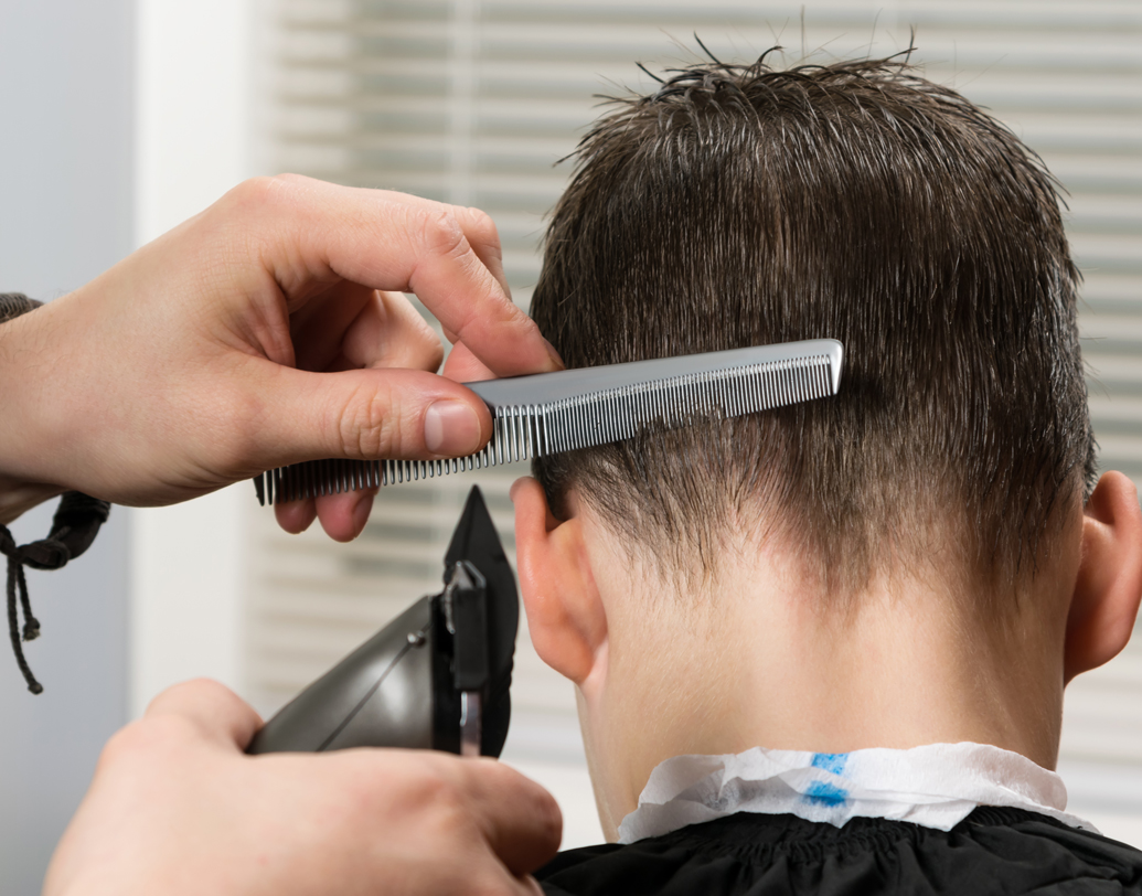 সেলুন কিংবা পার্লারে শিশুর যে কোনও পরিচর্যার সময় নজর রাখুন ব্যবহৃত যন্ত্র ও উপাদানের উপর। যন্ত্রগুলি যেন পরিষ্কার ও জংবিহীন হয়। ত্বকে সংক্রমণ হয় এমন কোনও সুযোগ তৈরি হতেই দেবেন না। শিশুর চামড়া ও শরীরের পক্ষে ক্ষতি করবে এমন উপাদান থেকেও দূরে রাখুন তাকে। ছবি: শাটারস্টক।