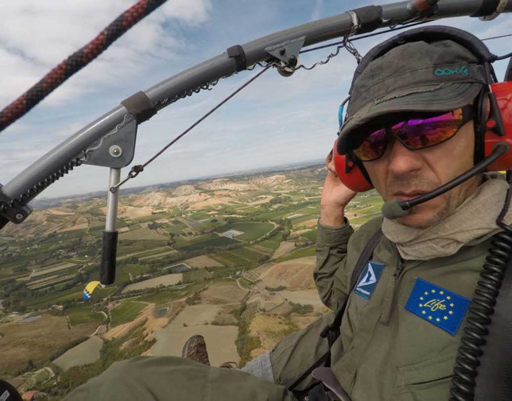 জীববিজ্ঞানী জোহানেস ফ্রিৎজ পাখিগুলির পথ প্রদর্শকের দায়িত্ব নিয়েছেন। আসলে ‘ফ্লাই অ্যাওয়ে হোম’ ছবিই ছিল তাঁদের অনুপ্রেরণা। রয়েছে চিড়িয়াখানায় জন্মানো আইবিস পাখিকে আবারও ‘ওয়াইল্ড’-এ ফিরিয়ে আনার ভাবনা।