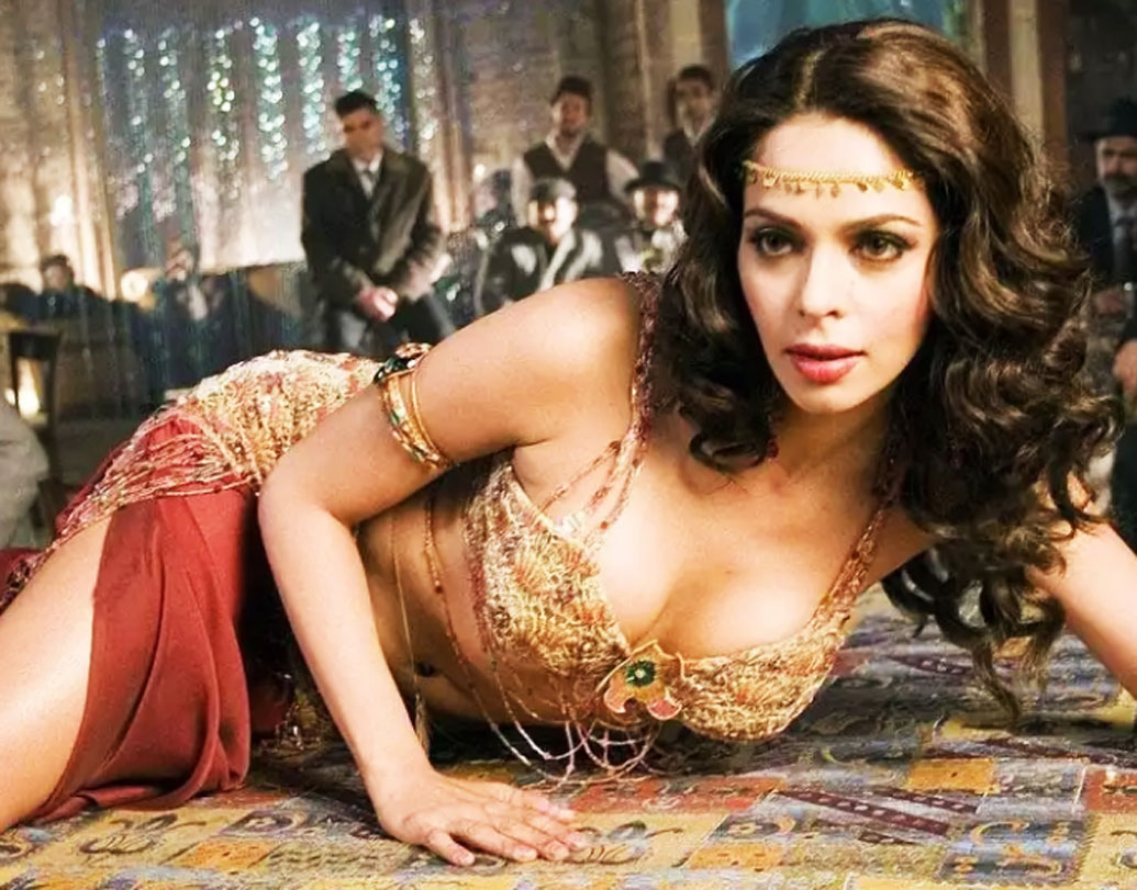 বেলি ডান্স হোক বা নাচের অন্য কোনও ধরণ বলিউডে মল্লিকা শেরাওয়াতের বিকল্প পাওয়া দুষ্কর। ‘গুরু’ ছবিতে ‘মাইয়া মাইয়া’ গানে তাঁর নাচের স্টেপগুলো যেন এখনও ভুলতে পারেনি দর্শক। একটা আইটেম নম্বরের জন্য দেড় কোটি টাকা নেন মল্লিকা।