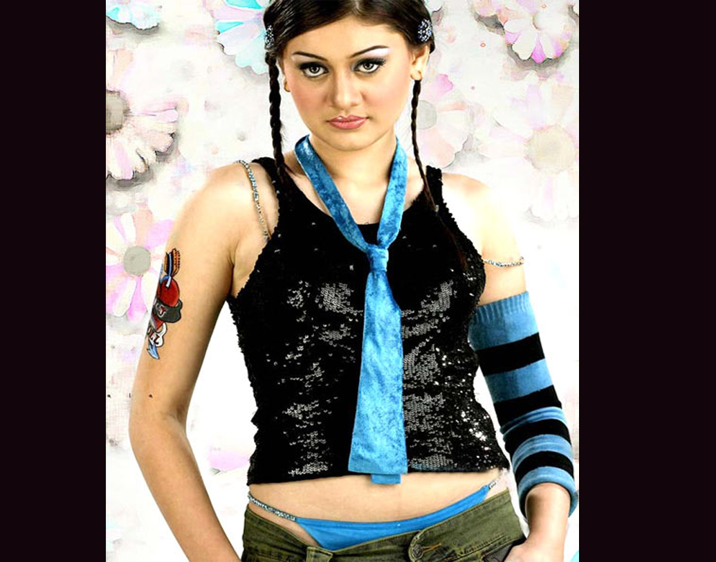 কাঁটা লাগা গার্ল ৩৫টি মিউজিক ভিডিয়োতে কাজ করেছিলেন সবমিলিয়ে। ২০০৪ সালেই বলিউডে ডেবিউ করেন ‘মুঝসে শাদি করোগে’ ছবিতে। তবে ক্যামিও-র চরিত্রে।