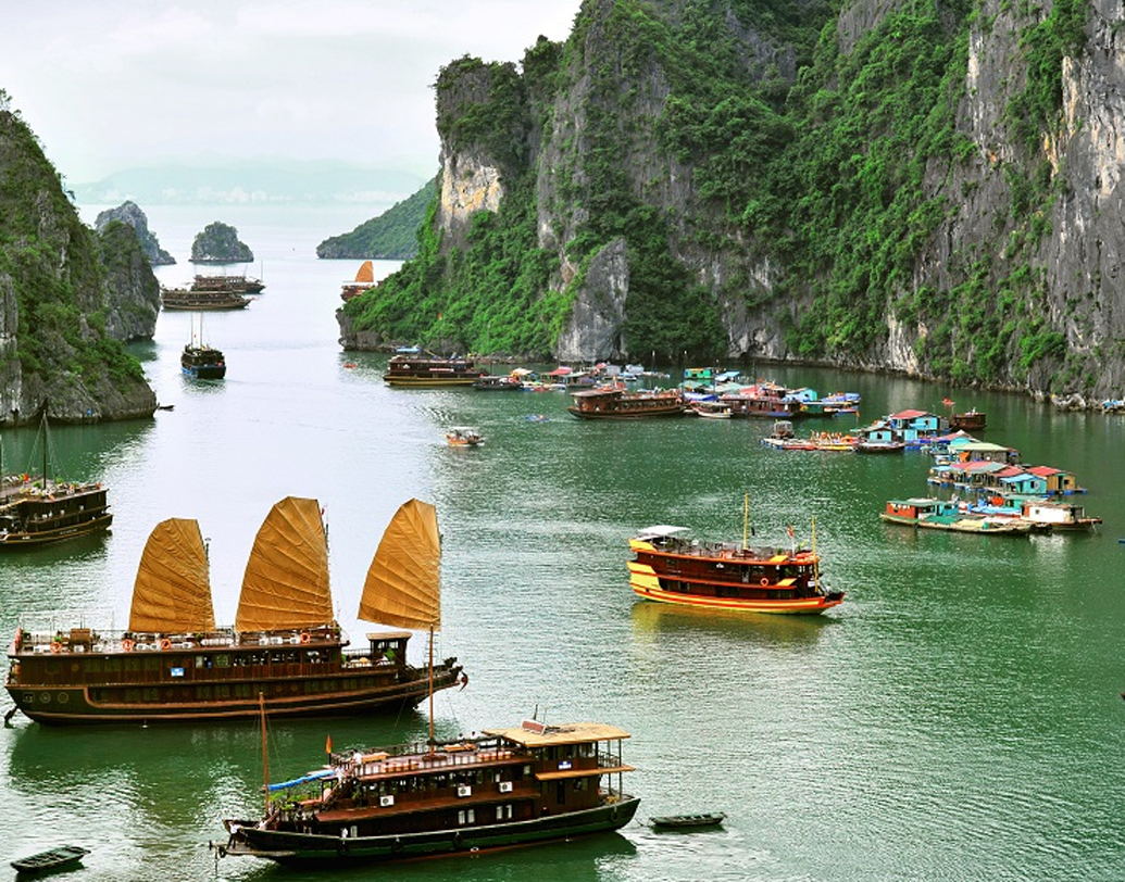 ভিয়েতনাম: ভারতীয় এক টাকা প্রায় ৩২২ ভিয়েতনামিজ ডংয়ের সমান। নীল সমুদ্র, বৌদ্ধদের প্যাগোডা, নদী কী নেই এ দেশে! আর ঝকমকে শহর বললেও মনে পড়ে এই দেশেরই কথা।