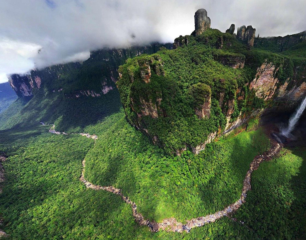 ভেনেজুয়েলা: ভারতীয় এক টাকার দাম এই দেশে প্রায় সাড়ে তিন হাজার ভেনেজুয়েলান বলিভারের সমান (৩৪৫০.৯৫ টাকা)। দক্ষিণ আমেরিকার এই দেশ বেড়ানোর জন্য আদর্শ। বিশেষ করে ক্যারিবীয় উপকূলের রিসর্টগুলি পর্যটকদের কাছে অত্যন্ত জনপ্রিয়।