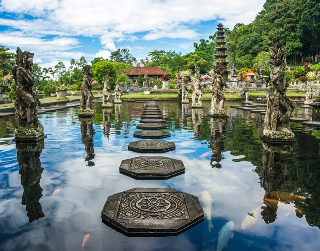 ইন্দোনেশিয়া: ভারতীয় এক টাকার দাম ইন্দোনেশিয়ায় ২০৫ রুপিয়ার কাছাকাছি। ইকো-ট্যুরিজম, আগ্নেয়গিরি, মনাস্ট্রি সবমিলে পর্যটকদের কাছে একটা জমকালো ব্যাপার ইন্দোনেশিয়া।