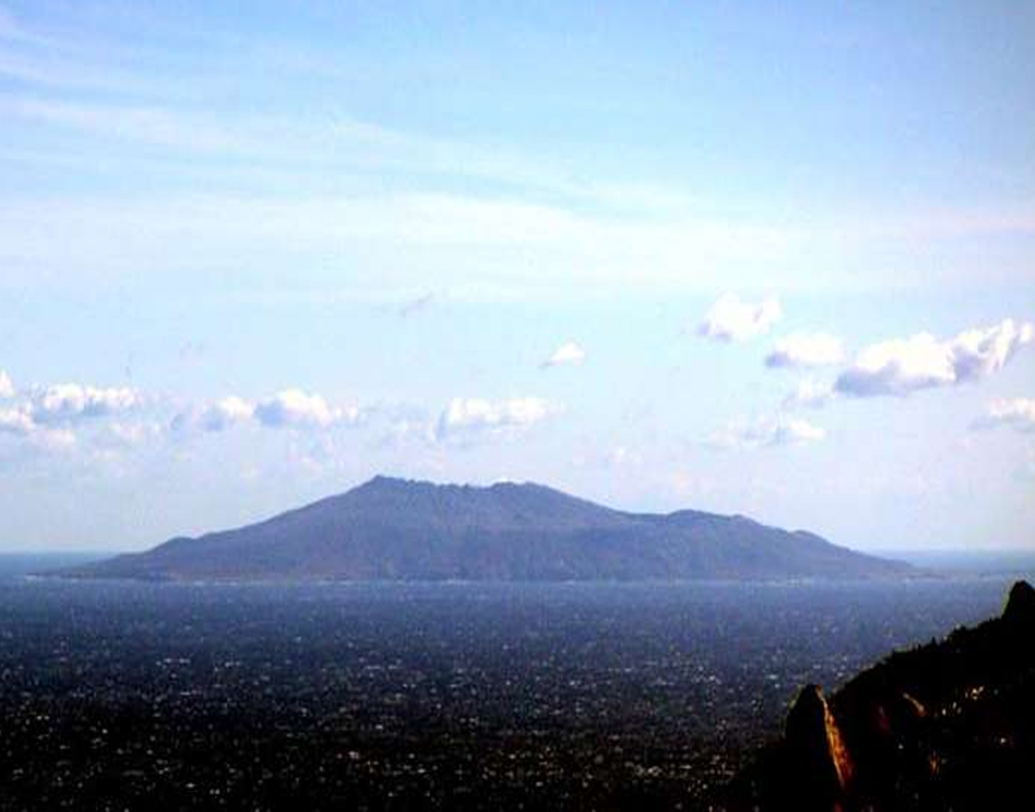জাপানের রাজধানী টোকিও থেকে ১০০ কিমি দূরে মিয়াকের কাছেই নাকি আজব সব ঘটনা ঘটে।