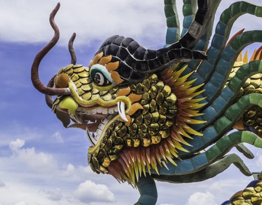 ৩১ জন বিজ্ঞানীর খোঁজ না মেলার কথা রটে যাওয়ার পর থেকেই অনেকেই বলতে থাকেন সমুদ্রের তলদেশে নাকি ড্রাগন রয়েছে। সেই থেকে নাম ‘ড্রাগন ট্রায়াঙ্গল’। তবে ঠিক কবে থেকে ডেভিল সি-’র এই অংশকে ‘ড্রাগনস ট্রায়াঙ্গল’ বলা শুরু হল, তা নিয়ে সংশয় রয়েছে।