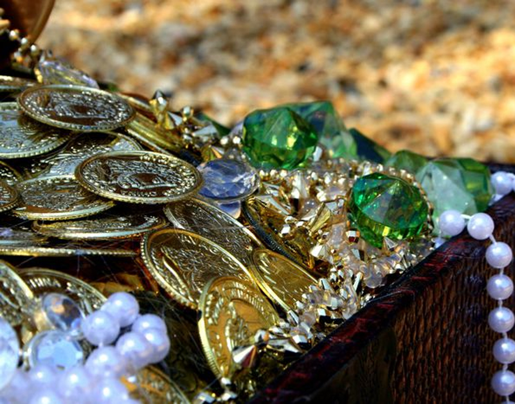 এছাড়াও রয়েছে প্রাচীন আমলের সোনার আয়না, যা পাঁচ ইঞ্চি পুরু তো হবেই। এছাড়াও নাকি রয়েছে দামি দামি গয়না, অ্যান্টিক গোল্ডের তৈরি ড্রাগন ব্রেসলেট, হিরে, পান্না, চুনী, স্যাফায়ার স্টোন, ছ’টা এমারেল্ড। এগুলোর ছবি দেননি যদিও।