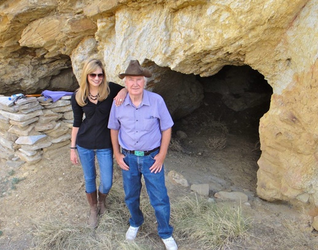 তাঁর ২৪ লাইনের কবিতা ‘দ্য থ্রিল অব দ্য চেজ’ ঘিরেই রহস্য বাড়ছে। মার্কিন গোয়েন্দা সংস্থা এফবিআই তাঁর বাড়িতেও সন্ধান চালিয়েছে। কিন্তু কোনও অভিযোগ দায়ের হয়নি এই প্রত্নতত্ত্ববিশারদের নামে। উল্টে তিনি নিজের ঘুরে বেরানোর ছবি পোস্ট করেছেন সোশ্যাল মিডিয়ায়। চ্যালেঞ্জ ছুড়ে দিয়েছেন।
