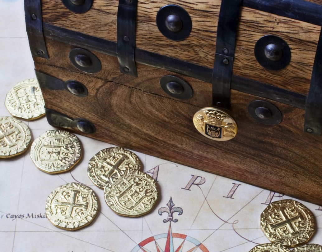 ফেনের এমন পাগলামির পিছনে অনেকের যে সন্দেহ জাগেনি, তা কিন্তু নয়। অনেকেই মনে করেন, এমন গুপ্তধন লুকিয়ে রাখার গল্প স্রেফ ভাঁওতাবাজি। তিনি নাকি আসলে বাক্সে কিছুই রাখেননি।