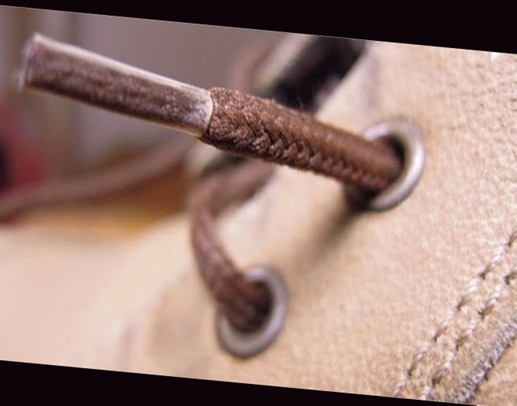 রাস্তার মাঝখানে রয়েছে জুতো! কিন্তু কার? কেন?