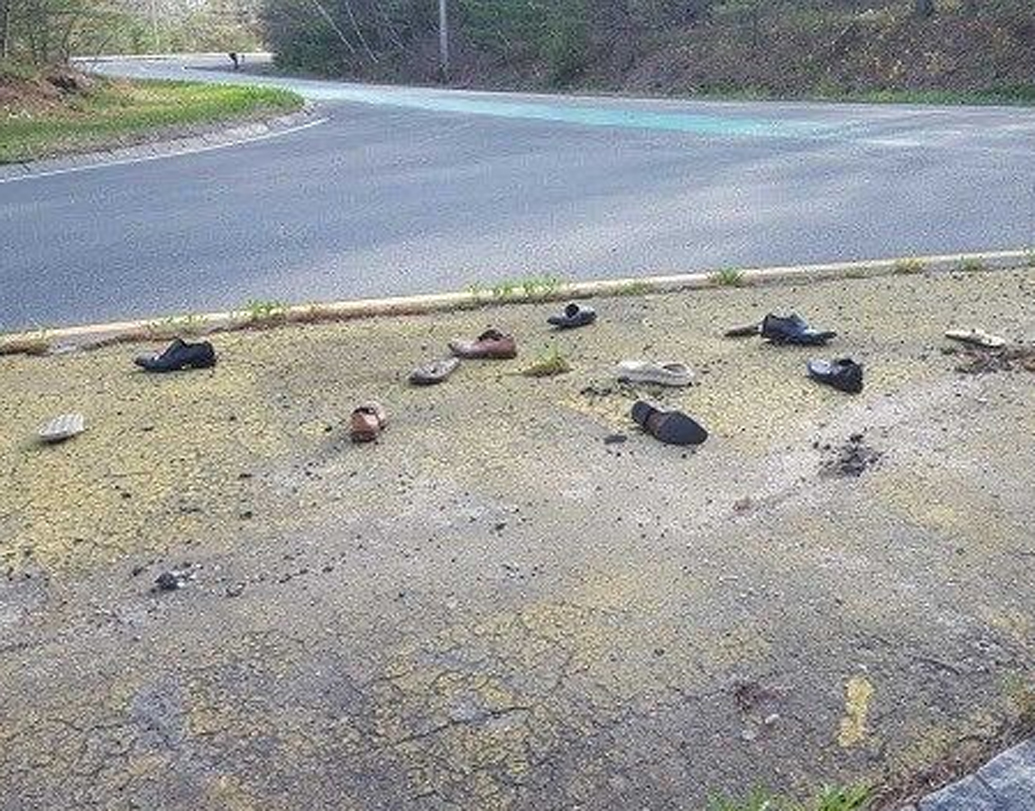 রাস্তার মাঝখানে মাঝে মাঝেই দেখা যাচ্ছে কয়েক জোড়া জুতো। মানুষ তো জায়গাটাকে শু আইল্যান্ড নামই দিয়ে দিয়েছেন। কখনও পাঁচ-ছটা, আবার কখনও ১০-১২টা জুতো। কিন্তু এরকম করার মানে কেউ বুঝে উঠতে পারছেন না।