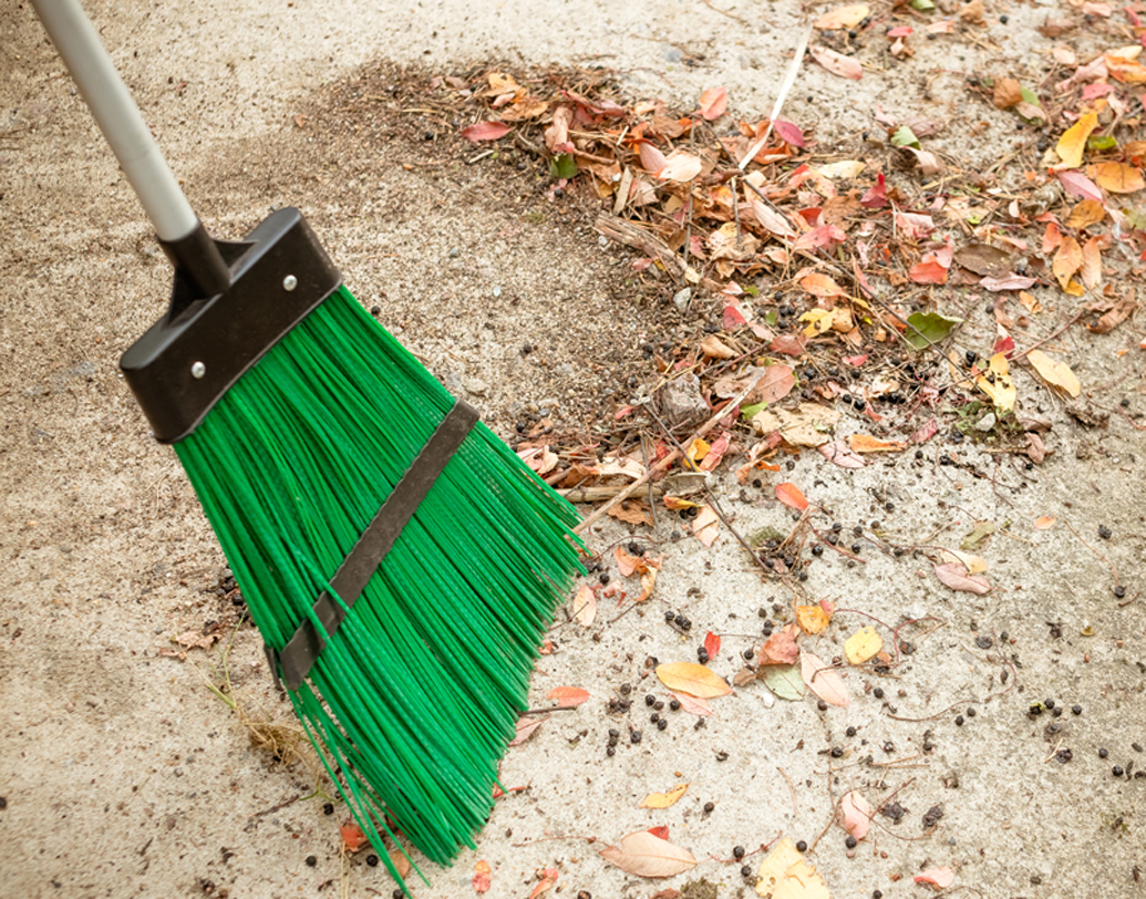 লোক ডেকে এনে পরিস্কার করানো হয়েছিল রাস্তাটিকে। সংবাদ সংস্থাকে এমনটাই বলেন, অ্যারন ব্যাসেল নামে স্থানীয় এক ব্যক্তি। কিন্তু কিছুদিন পর আবার দেখলেন একই জায়গায় জুতো রাখা রয়েছে। রীতিমতো ভয় পেয়ে যান তিনি।