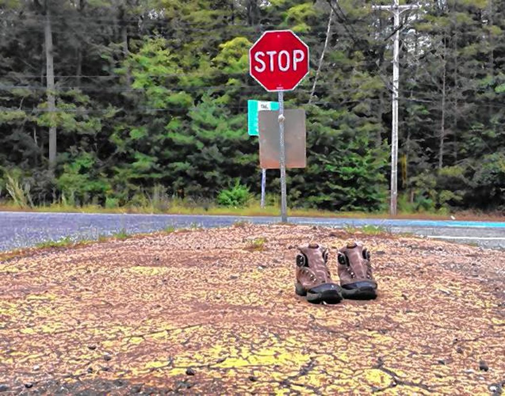 রাস্তার মাঝখানে আচমকাই জুতো দেখে নানা ভৌতিক ঘটনার কথাও বলেছেন কেউ কেউ। কেউ আবার বলছেন, নিছকই মজা করা হচ্ছে আসলে।