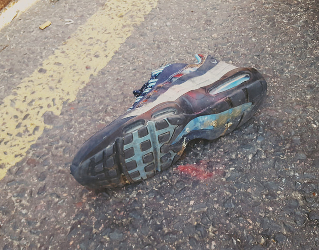 রহস্যটা রয়েই গিয়েছে। কেন কী কারণে এভাবে প্রায়ই একই রাস্তার একই জায়গায় জুতো পড়ে রয়েছে, কেউ কিন্তু জানে না।