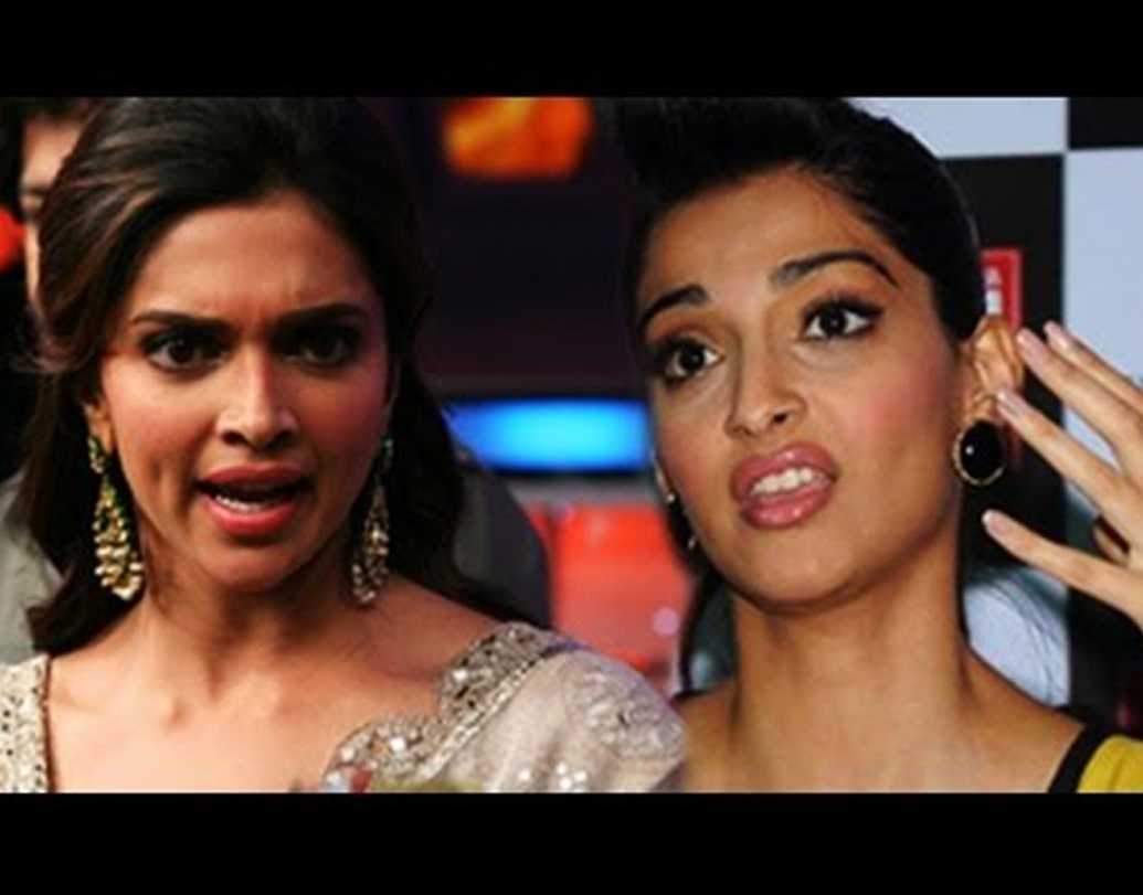 রণবীর কপূরকে নিয়ে নাকি দু’জনের মধ্যে রীতিমতো ঝগড়া হয়েছিল, তাও মুখোমুখি! দীপিকার সঙ্গে রণবীরের সম্পর্কের কারণেই নাকি সোনম-রণবীরের ঘনিষ্ঠতা কমে গিয়েছিল বলে অভিযোগ করেন সোনম।