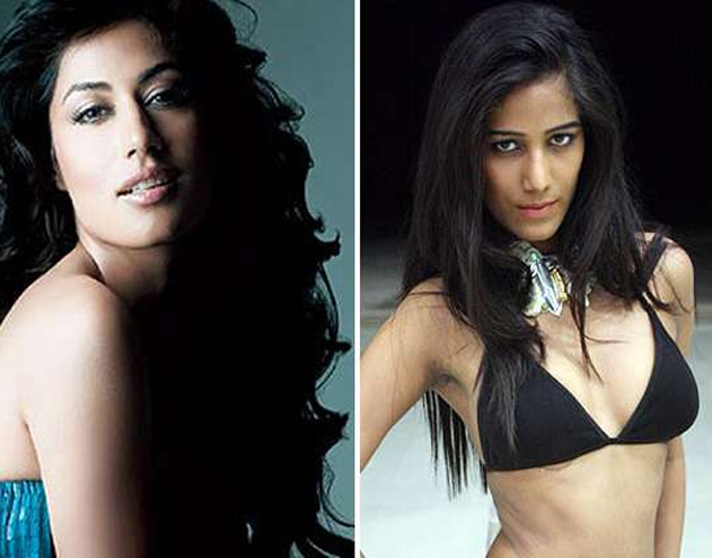 ভারতীয় দল ক্রিকেট বিশ্বকাপ জিতলে পুনম পাণ্ডে ‘স্ট্রিপ ডান্স’ করবেন বলেছিলেন। চিত্রাঙ্গদা তখন বলেন, পুনম নাকি কবাডি ম্যাচের জন্যও একই কাজ করতে পারেন। তার পর সোশ্যাল মিডিয়ায় ভালই ঝামেলা বেঁধেছিল দু’জনের।