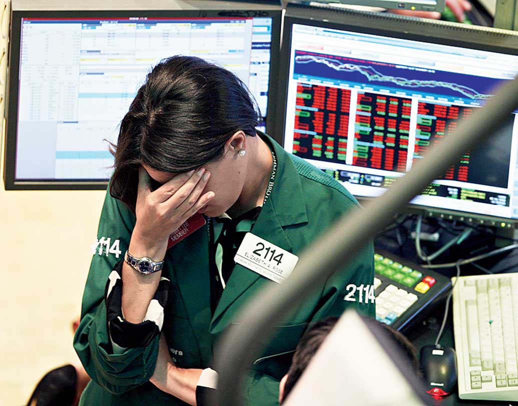 বিধ্বস্ত। যেন তখনকার মার্কিন অর্থনীতিরই প্রতীক। নিউ ইয়র্ক স্টক এক্সচেঞ্জে হতাশ ব্রোকার।