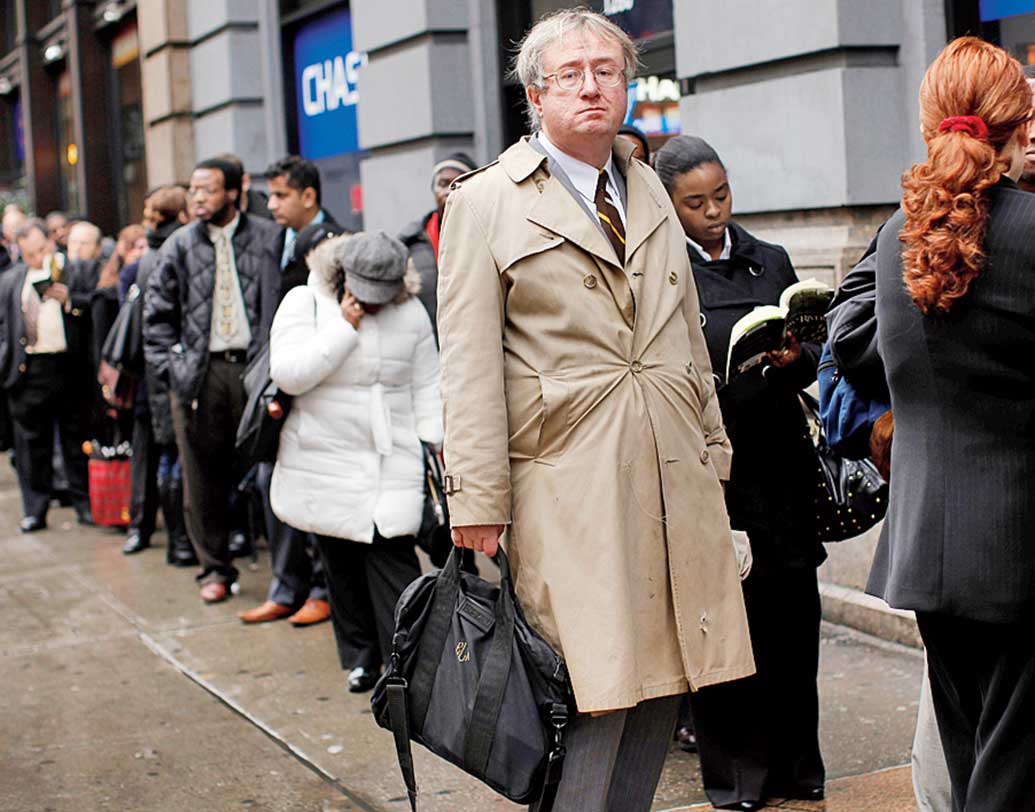 মন্দার সময়ে মার্কিন মুলুকে চেনা ছবি হয়ে দাঁড়িয়েছিল চাকরির খোঁজে লম্বা লাইন। ভিড় ২২ থেকে ৫২-র।